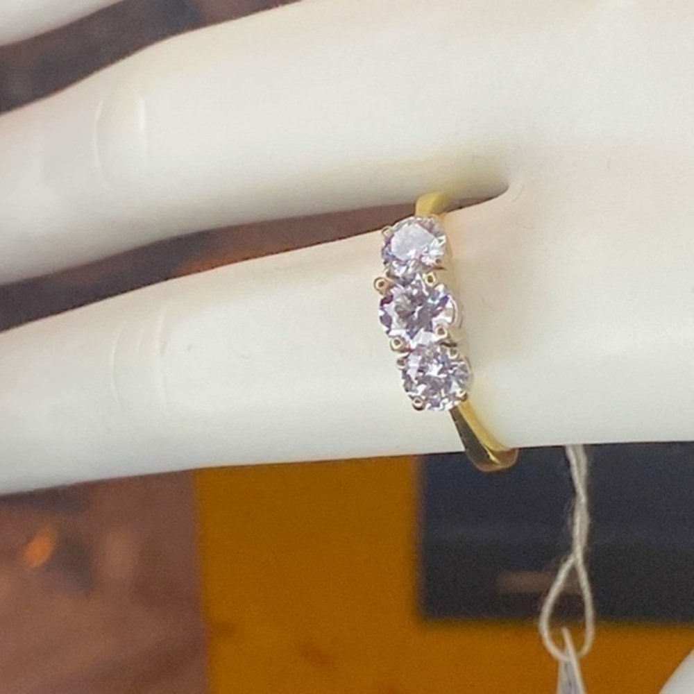 Gorgeous Diamond Ring “3 stones” 18Kt yellow gold